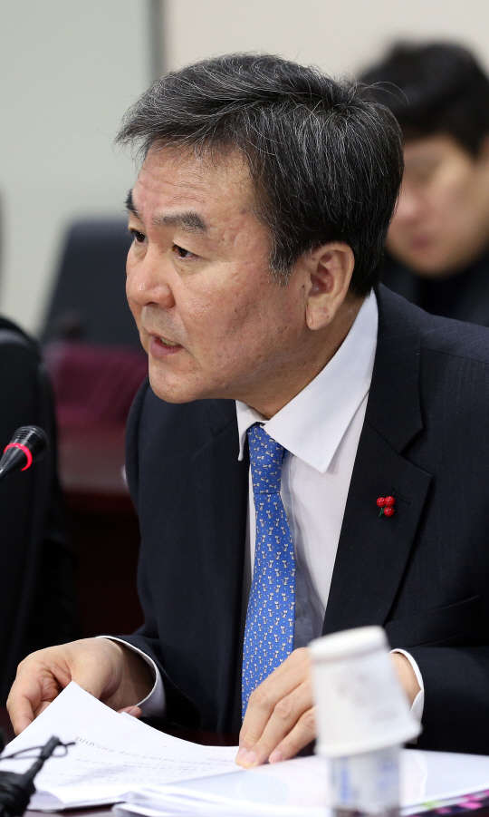 28일 오전 서울 중구 금융위원회 회의실에서 신제윤 위원장 주재로 금융혁신위원회가 열리고 있다.